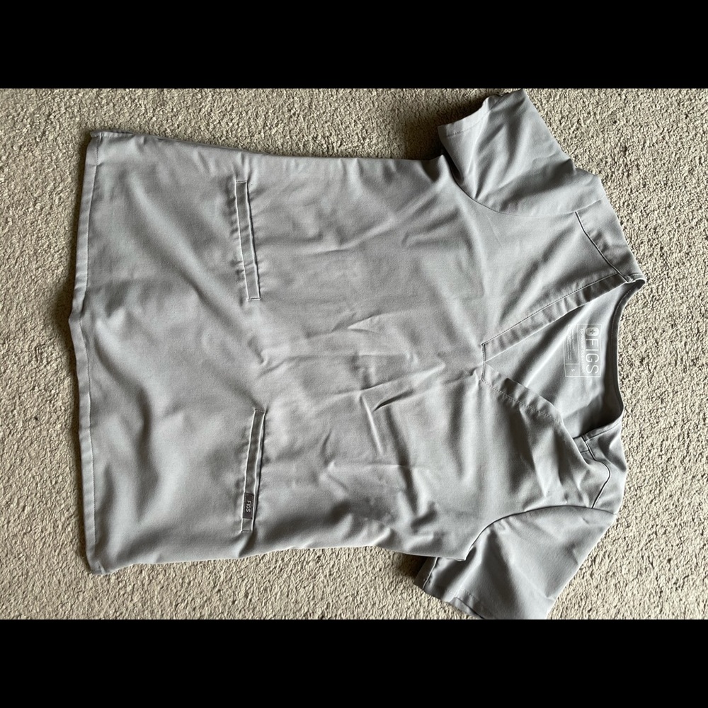 Figs 3 pocket scrub top cement color SMALL